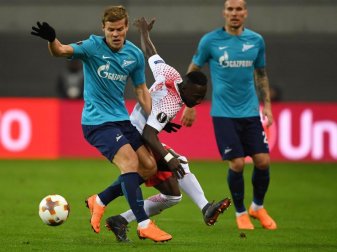 Der Leipziger Naby Keita (r) versucht St. Petersburgs Aleksandr Kokorin (l) den Ball abzunehmen. Foto: Hendrik Schmidt