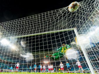 Wenig Zuschauer im Stadion, viele vor dem Fernseher Wenig Zuschauer im Stadion, viele vor dem Fernseher