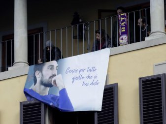 Fans gedenken bei der Trauerfeier in Florenz dem verstorbenen italienischen Nationalspieler Davide Astori. Foto: Alessandra Tarantino