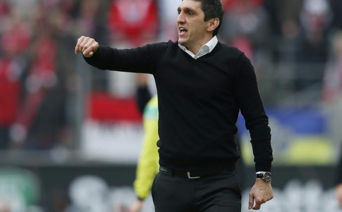 Tayfun Korkut schaut nicht auf die Tabelle