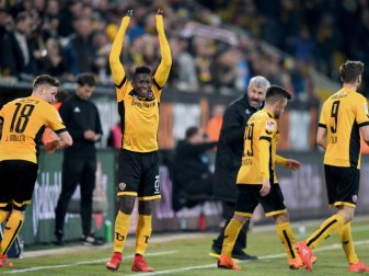 Dresdens Torschütze Moussa Kone (2.v.l) jubelt über sein Tor zum 3:2 gegen den FC Heidenheim. Foto: Monika Skolimowska