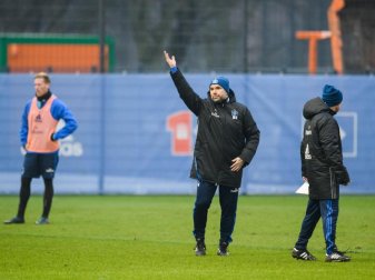 Trainer Bernd Hollerbach muss mit dem HSV beim FC Bayern München antreten. Foto: Daniel Reinhardt Trainer Bernd Hollerbach muss mit dem HSV beim FC Bayern München antreten. Foto: Daniel Reinhardt