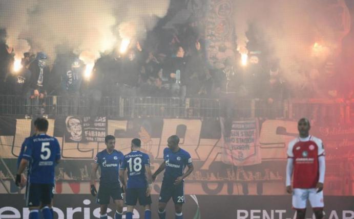 Die Schalker Fans feiern das 1:0 in Mainz mit reichlich Pyrotechnik. Foto: Arne Dedert