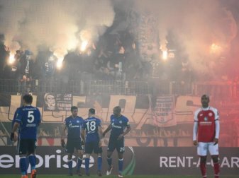 Die Schalker Fans feiern das 1:0 in Mainz mit reichlich Pyrotechnik. Foto: Arne Dedert Die Schalker Fans feiern das 1:0 in Mainz mit reichlich Pyrotechnik. Foto: Arne Dedert