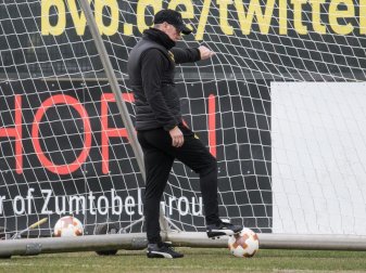 Vermisst bei seinen Spielern Stabilität über mehrere Wochen: BVB-Coach Peter Stöger. Foto: Bernd Thissen Vermisst bei seinen Spielern Stabilität über mehrere Wochen: BVB-Coach Peter Stöger. Foto: Bernd Thissen
