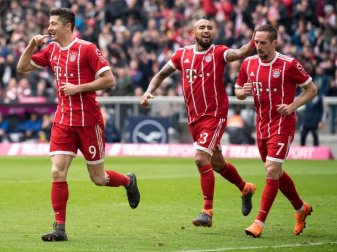 Robert Lewandowski (l) jubelt mit Arturo Vidal (M) und Franck Ribery über sein Tor zum 2:0 gegen den HSV. Foto: Sven Hoppe