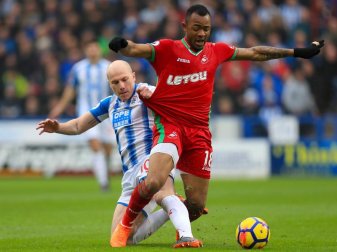 Aaron Mooy (l) von Huddersfield Town und Jordan Ayew von Swansea City im Kampf um den Ball. Foto: Mike Egerton/PA Wire Aaron Mooy (l) von Huddersfield Town und Jordan Ayew von Swansea City im Kampf um den Ball. Foto: Mike Egerton/PA Wire