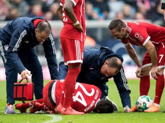 Corentin Tolisso (24) vom FC Bayern München liegt nach einem Foul verletzt am Boden. Foto: Sven Hoppe Corentin Tolisso (24) vom FC Bayern München liegt nach einem Foul verletzt am Boden. Foto: Sven Hoppe