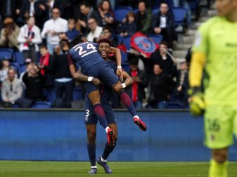 Die PSG-Spieler Christopher Nkunku und Presnel Kimpembe jubeln nach dem Tor zum 2:0 gegen Metz. Foto: Thibault Camus/AP