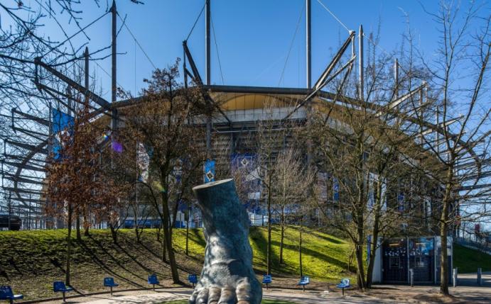 Vor dem HSV-Stadion wurden Grabkreuze aufgestellt