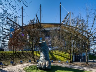 Vor dem HSV-Stadion wurden Grabkreuze aufgestellt Vor dem HSV-Stadion wurden Grabkreuze aufgestellt