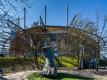 Vor dem HSV-Stadion wurden Grabkreuze aufgestellt