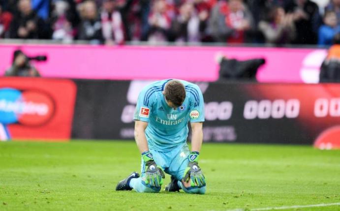 HSV-Torhüter Christian Mathenia kniet frustriert nach der Niederlage beim FC Bayern München auf dem Spielfeld. Foto: Tobias Hase