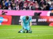 HSV-Torhüter Christian Mathenia kniet frustriert nach der Niederlage beim FC Bayern München auf dem Spielfeld. Foto: Tobias Hase