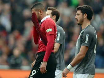 Hannovers Jonathas (l) verlässt nach der 1:3-Heimpleite gegen Augsburg enttäuscht den Platz. Foto: Swen Pförtner Hannovers Jonathas (l) verlässt nach der 1:3-Heimpleite gegen Augsburg enttäuscht den Platz. Foto: Swen Pförtner