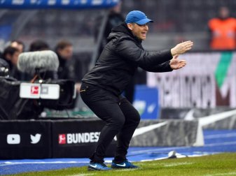 Stellt sich vor seine Spieler: Hertha-Coach Pal Dardai. Foto: Soeren Stache Stellt sich vor seine Spieler: Hertha-Coach Pal Dardai. Foto: Soeren Stache