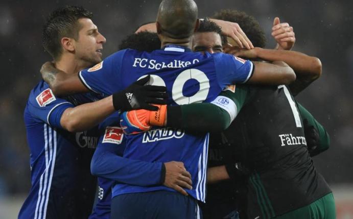 Die Schalker Profis feiern nach dem Spiel in Mainz den 1:0-Sieg. Foto: Arne Dedert