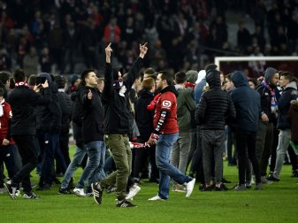 Mehrere Hundert Fans des OSC Lille stürmten den Platz Mehrere Hundert Fans des OSC Lille stürmten den Platz