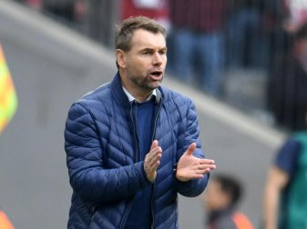 Musste mit dem HSV eine deftige Packung in München mit nach Hamburg nehmen: Trainer Bernd Hollerbach Foto: Tobias Hase Musste mit dem HSV eine deftige Packung in München mit nach Hamburg nehmen: Trainer Bernd Hollerbach Foto: Tobias Hase