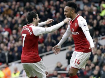 Henrikh Mkhitaryan (l) freut sich mit seinem Teamkollegen Pierre-Emerick Aubameyang über sein Tor zum 3:0. Foto: Matt Dunham/AP Henrikh Mkhitaryan (l) freut sich mit seinem Teamkollegen Pierre-Emerick Aubameyang über sein Tor zum 3:0. Foto: Matt Dunham/AP
