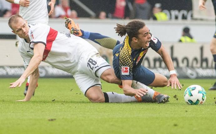 Stuttgarts Holger Badstuber (l) und Leipzigs Yussuf Poulsen (r) von RB Leipzig im Zweikampf um den Ball. Foto: Sebastian Gollnow