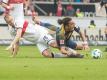 Stuttgarts Holger Badstuber (l) und Leipzigs Yussuf Poulsen (r) von RB Leipzig im Zweikampf um den Ball. Foto: Sebastian Gollnow