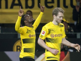 Doppeltorschütze Michy Batshuayi (l) jubelt mit Andre Schürrle über seinen Treffer zum 2:1 gegen Eintracht Frankfurt. Foto: Bernd Thissen Doppeltorschütze Michy Batshuayi (l) jubelt mit Andre Schürrle über seinen Treffer zum 2:1 gegen Eintracht Frankfurt. Foto: Bernd Thissen
