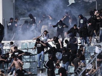 Bei Spielen zwischen Paok Saloniki und AEK Athen krachte es in der Vergangenheit bereits öfter. Foto: Giannis Papanikos/AP/Archiv Bei Spielen zwischen Paok Saloniki und AEK Athen krachte es in der Vergangenheit bereits öfter. Foto: Giannis Papanikos/AP/Archiv