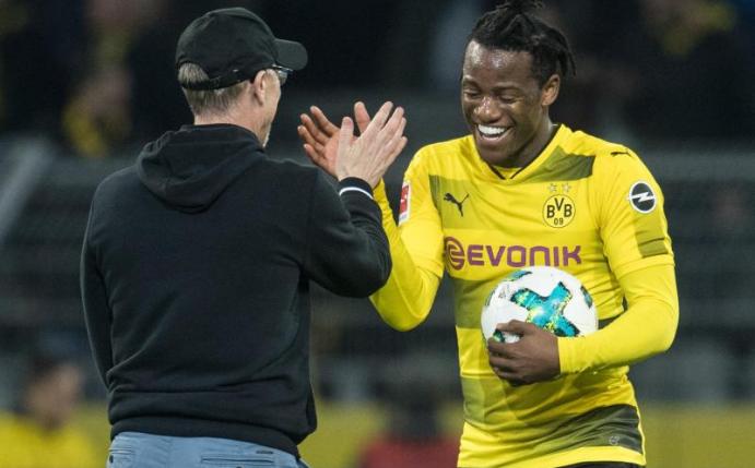 Michy Batshuayi (r) und BVB-Trainer Peter Stöger feiern den späten Sieg. Foto: Bernd Thissen