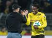 Michy Batshuayi (r) und BVB-Trainer Peter Stöger feiern den späten Sieg. Foto: Bernd Thissen