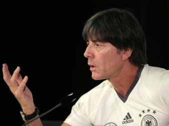 Joachim Löw will sich und das DFB-Team bei der WM in Russland nicht instrumentalisieren lassen. Foto: Christian Charisius