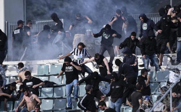 Bei Spielen zwischen Paok Saloniki und AEK Athen krachte es in der Vergangenheit bereits öfter. Foto: Giannis Papanikos/AP/Archiv