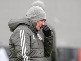 Trainer Jupp Heynckes vom FC Bayern München beobachtet das Training seiner Mannschaft. Foto: Matthias Balk Trainer Jupp Heynckes vom FC Bayern München beobachtet das Training seiner Mannschaft. Foto: Matthias Balk