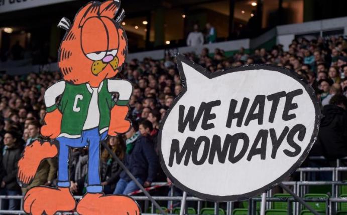 Fans von Werder Bremen protestieren mit einem Aufsteller gegen Montagsspiele: «We hate Mondays». Foto: Axel Heimken