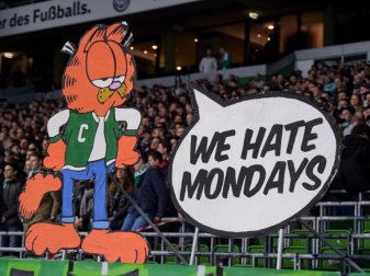 Fans von Werder Bremen protestieren mit einem Aufsteller gegen Montagsspiele: «We hate Mondays». Foto: Axel Heimken Fans von Werder Bremen protestieren mit einem Aufsteller gegen Montagsspiele: «We hate Mondays». Foto: Axel Heimken
