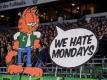 Fans von Werder Bremen protestieren mit einem Aufsteller gegen Montagsspiele: «We hate Mondays». Foto: Axel Heimken