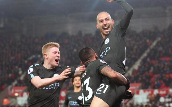 Die Spieler von Manchester City feiern David Silva (r) für seinen zweiten Treffer gegen Stoke City. Foto: Nick Potts/PA Wire