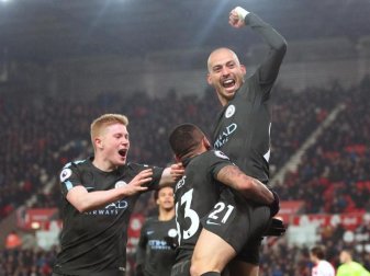Die Spieler von Manchester City feiern David Silva (r) für seinen zweiten Treffer gegen Stoke City. Foto: Nick Potts/PA Wire Die Spieler von Manchester City feiern David Silva (r) für seinen zweiten Treffer gegen Stoke City. Foto: Nick Potts/PA Wire