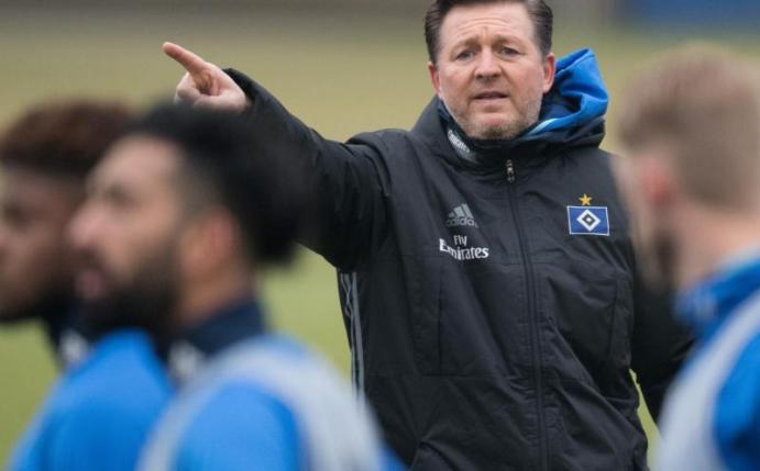 Christian Titz bei seinem ersten Training mit den HSV-Profis. Foto: Daniel Reinhardt