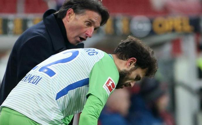 Wolfsburgs Trainer Bruno Labbadia (l) spricht mit Admir Mehmedi. Foto: Thomas Frey