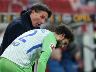 Wolfsburgs Trainer Bruno Labbadia (l) spricht mit Admir Mehmedi. Foto: Thomas Frey Wolfsburgs Trainer Bruno Labbadia (l) spricht mit Admir Mehmedi. Foto: Thomas Frey