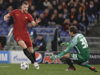 Edin Džeko (l) vom AS Rom tänzelt Donezk-Torwart Andrij Pjatow aus. Foto: Gregorio Borgia/AP Edin Džeko (l) vom AS Rom tänzelt Donezk-Torwart Andrij Pjatow aus. Foto: Gregorio Borgia/AP