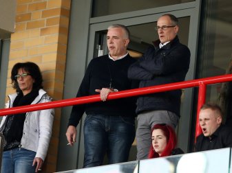 Dirk Zingler (M.) schreibt den Aufstieg ab Dirk Zingler (M.) schreibt den Aufstieg ab