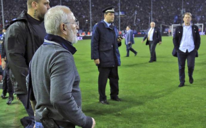 Paok-Saloniki-Boss Iwan Savvidis rannte mit einem Revolver auf den Rasen. Foto: Uncredited/InTime Sports/AP