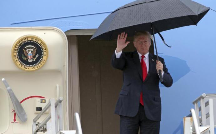 US-Präsident Donald Trump verlässt nach der Landung die Air Force One. Foto: Reed Saxon/AP
