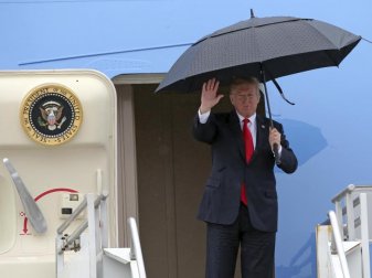 US-Präsident Donald Trump verlässt nach der Landung die Air Force One. Foto: Reed Saxon/AP US-Präsident Donald Trump verlässt nach der Landung die Air Force One. Foto: Reed Saxon/AP