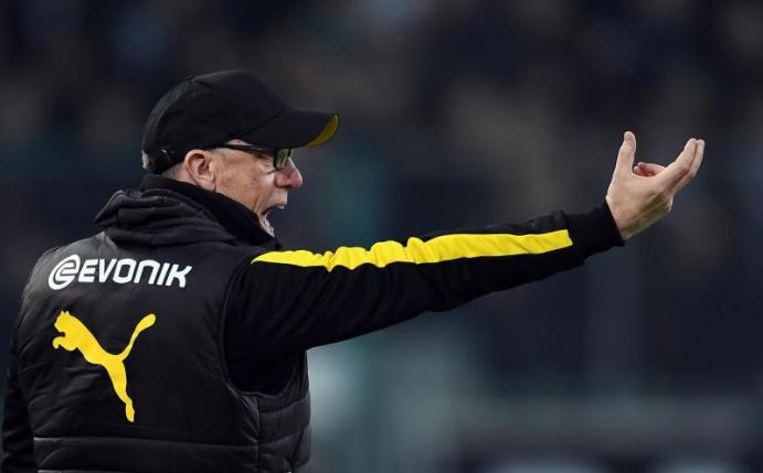 Dortmunds Trainer Peter Stöger braucht dringend ein Erfolgserlebnis. Foto: Federico Gambarini