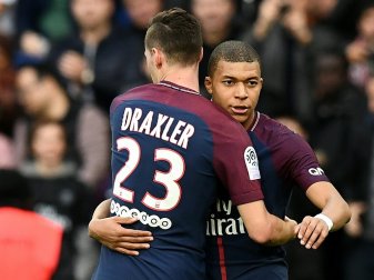 Julian Draxler gratuliert dem Torschützen Kylian Mbappe Julian Draxler gratuliert dem Torschützen Kylian Mbappe