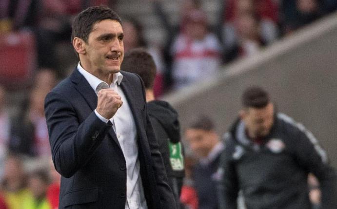 Trainer Tayfun Korkut will mit den Stuttgartern auch in Freiburg punkten. Foto: Sebastian Gollnow