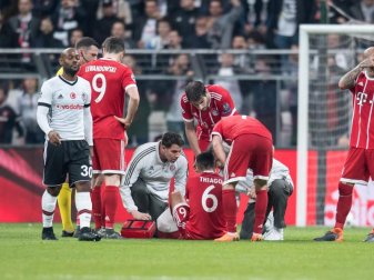 Die Verletzung von Thiago (M.) ist nicht so schlimm. Foto: Sven Hoppe Die Verletzung von Thiago (M.) ist nicht so schlimm. Foto: Sven Hoppe